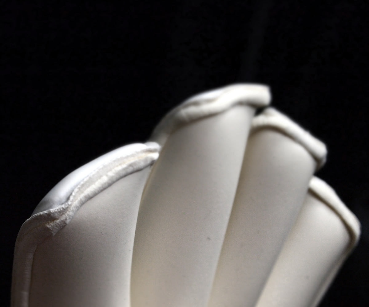 finger-tips on the Huracan Diablo professional goalkeeper gloves - all white goalkeeper gloves, made with German latex